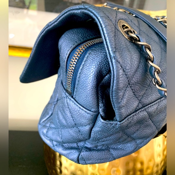 CHANEL Iridescent Caviar Quilted - Picture 3 of 13